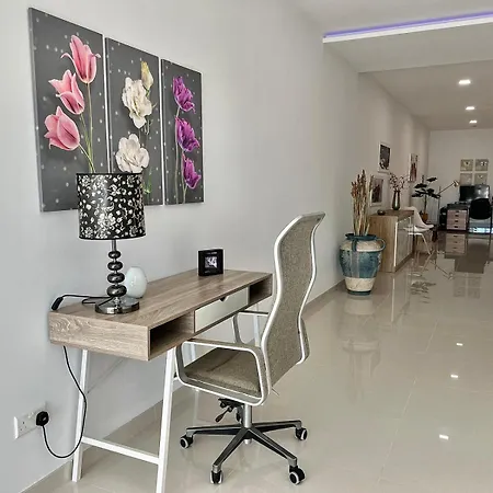 Carousel Apartment *