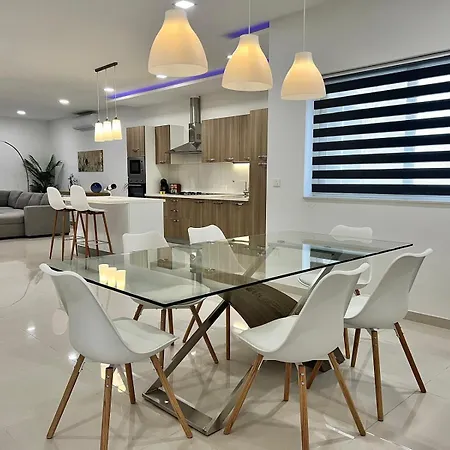 Carousel Apartment *