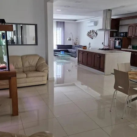Carousel Apartment *