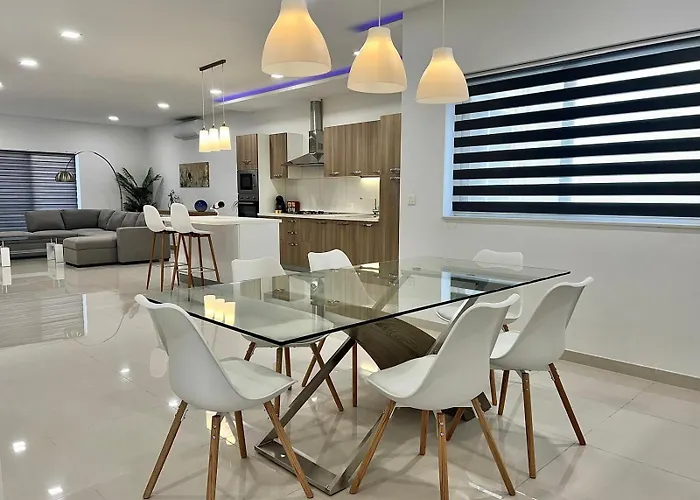 Carousel Apartment *